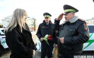 Сотрудники ГАИ поздравили витебских автоледи с наступающим 8 Марта